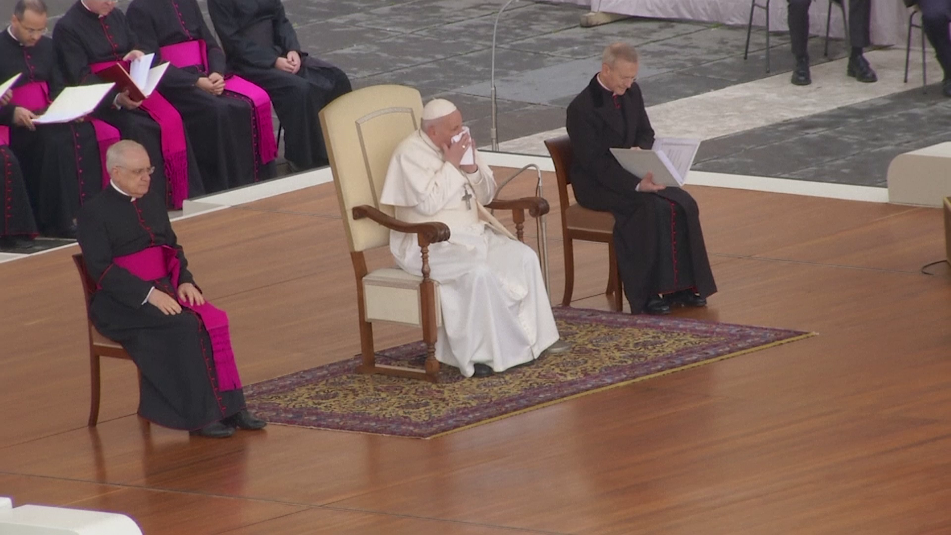 Papa Francisc a răcit la o zi după ce a atins și a binecuvântat credincioși din Roma