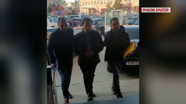Un agent de pază urmărea tinere cu trotineta ca să se dezbrace în faţa lor