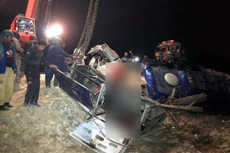 Autobuz retezat pe jumătate de tren, în Pakistan: Sunt zeci de morți și răniți