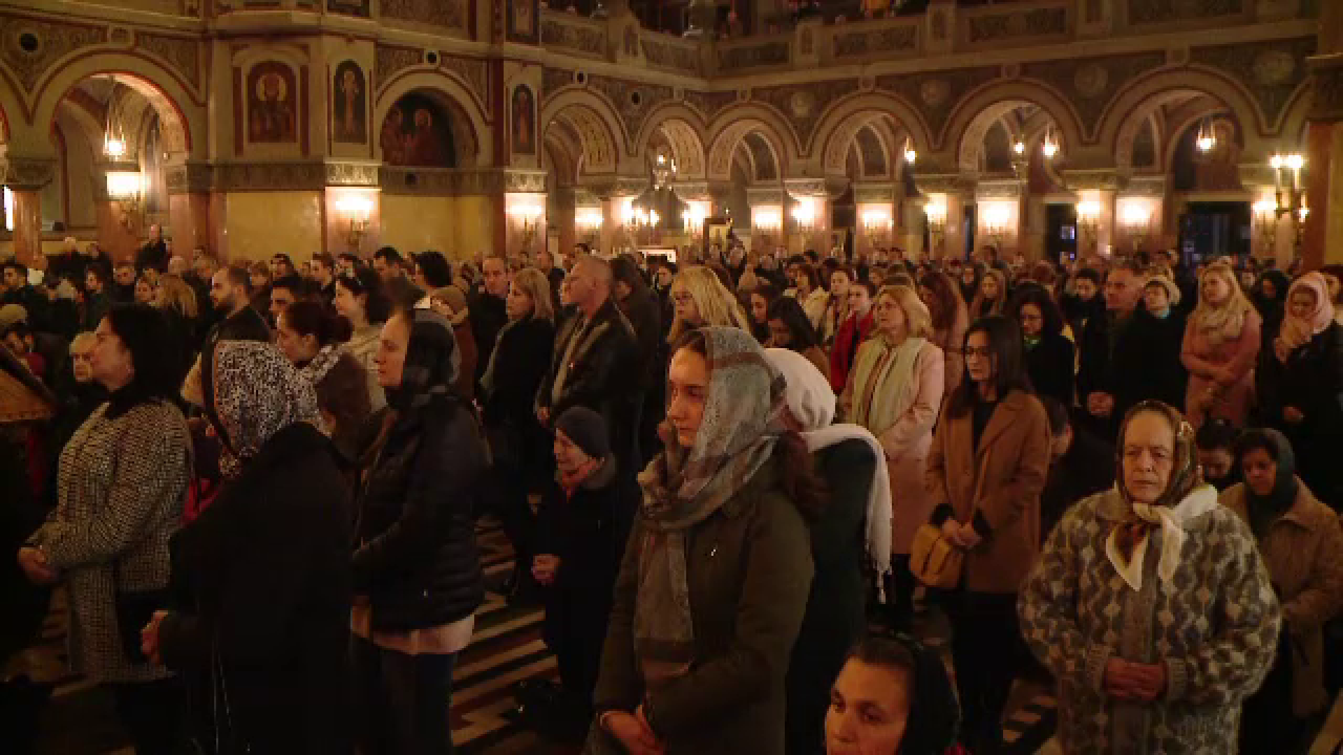 Icoane dezinfectate și lingurițe aduse de acasă, în biserici: „Un virus așa mic face atâta tulburare”