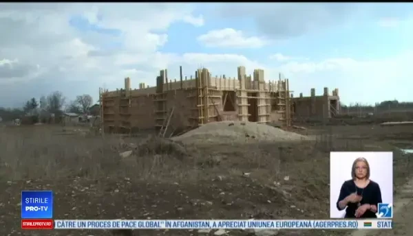 Muncitor dus cu elicopterul SMURD la spital, după ce a căzut de pe o casă