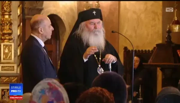 Icoane dezinfectate și lingurițe aduse de acasă, în biserici: „Un virus așa mic face atâta tulburare”