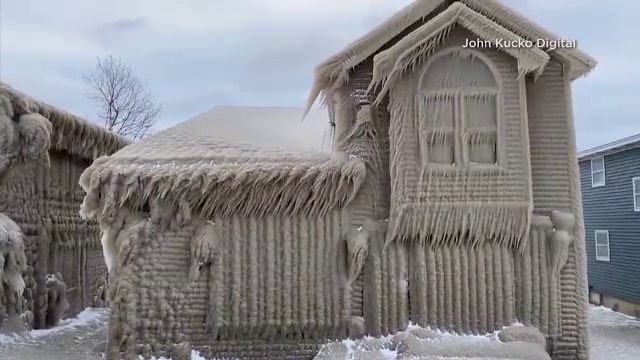 Fenomen inedit în SUA. Mai multe case au fost acoperite complet de un strat gros de gheață