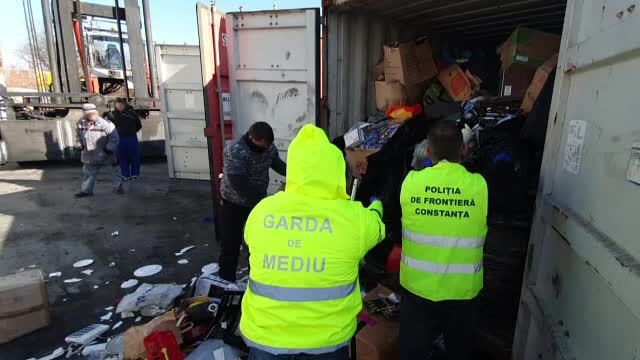Poluarea din București. Autoritățile au descoperit o rețea de traficanți de gunoi