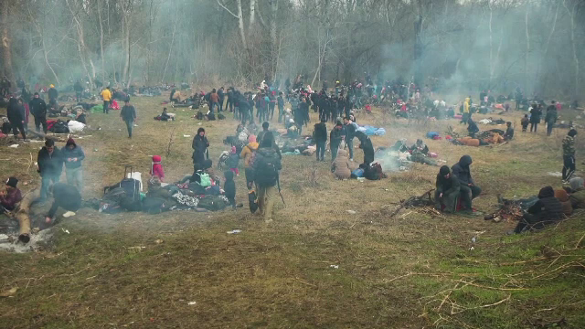 Haos la granița Greciei cu Turcia. Sute de migranți, atacați cu gaze lacrimogene