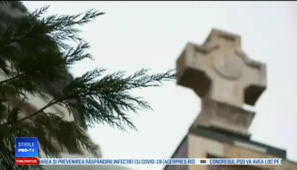 Sfaturile Bisericii pentru enoriași, în lupta cu coronavirusul: semnul Crucii și apă sfințită