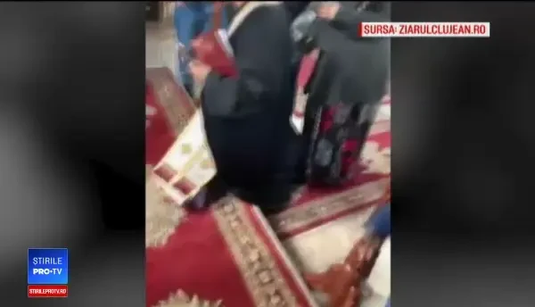 Ritual straniu într-o biserică. Preot, prins în timp ce adresa blesteme, alături de un cuplu