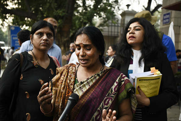 Autorii unui viol în grup în capitala Indiei vor fi spânzuraţi în 20 martie