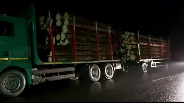 Șofer de camion, care a fugit când a fost oprit de poliție, amendat cu 5.000 de euro