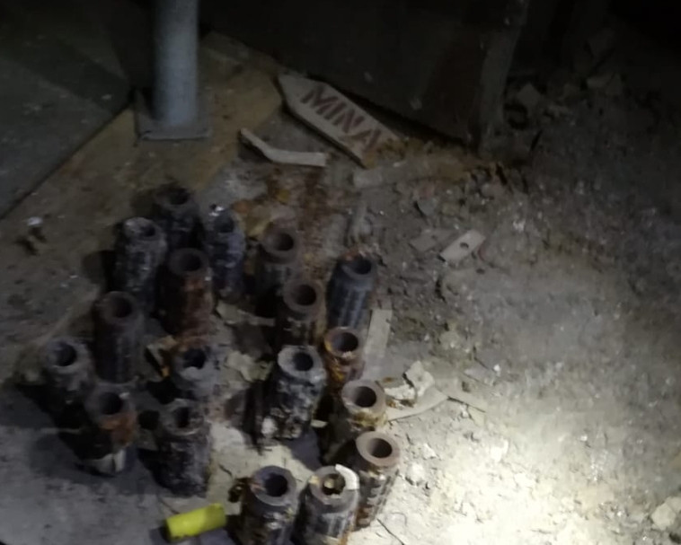 Mai multe mine antipersonal fără explozibil, găsite în subsolul unei clădiri din Capitală