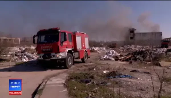 Nou episod de poluare în București. Au ars gunoaie depozitate ilegal