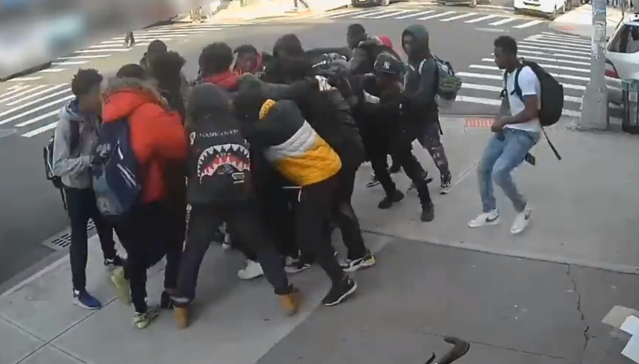 VIDEO. Fată de 15 ani bătută cu bestialitate și lăsată inconștientă de un grup de băieți