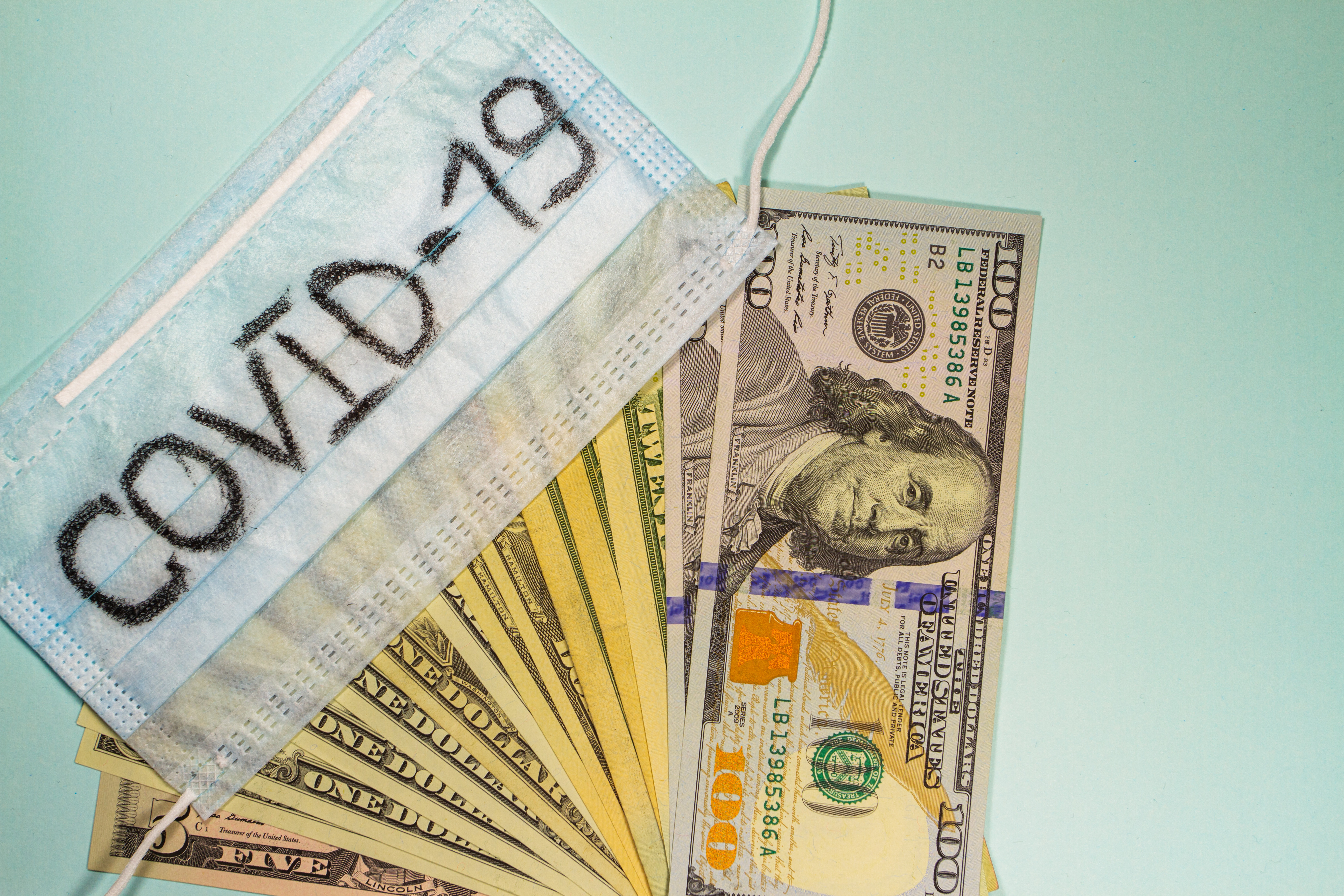 Măsuri extreme de teama coronavirusului. SUA bagă dolarii în carantină, Coreenii ard bancnotele