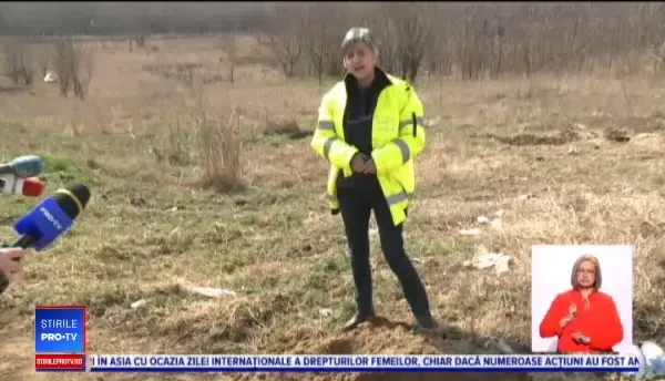 Imagini revoltătoare: Deșeuri îngropate pe câmp, la doi pași de stația de sortare a gunoaielor