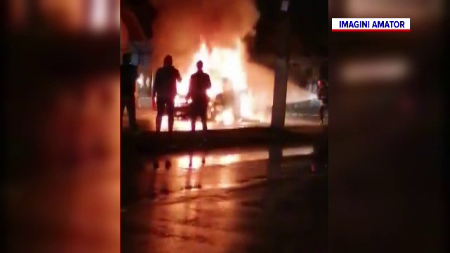 Mașină înghițită de flăcări, la Târgu Jiu