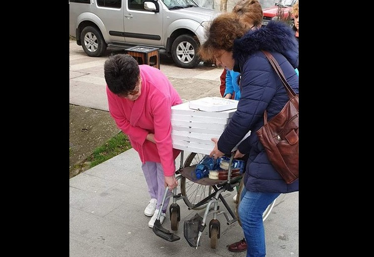 Ungureanu: Angajații unui spital în carantină ies în curte să care pizza pentru o petrecere