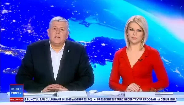 Imagini inedite: Un pilot a aterizat cu avionul într-un copac din curtea unei case