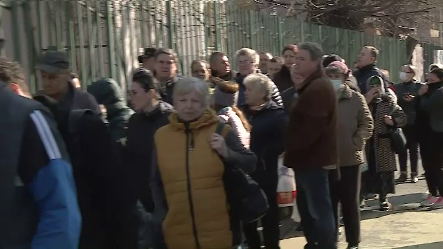 Coadă uriașă la intrare în Spitalul Colentina. Oamenii, revoltați de măsurile speciale