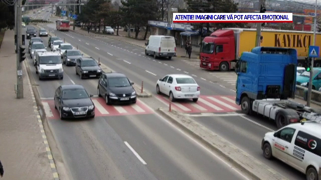 VIDEO. Momentul șocant în care o bătrână este călcată de camion, la Suceava