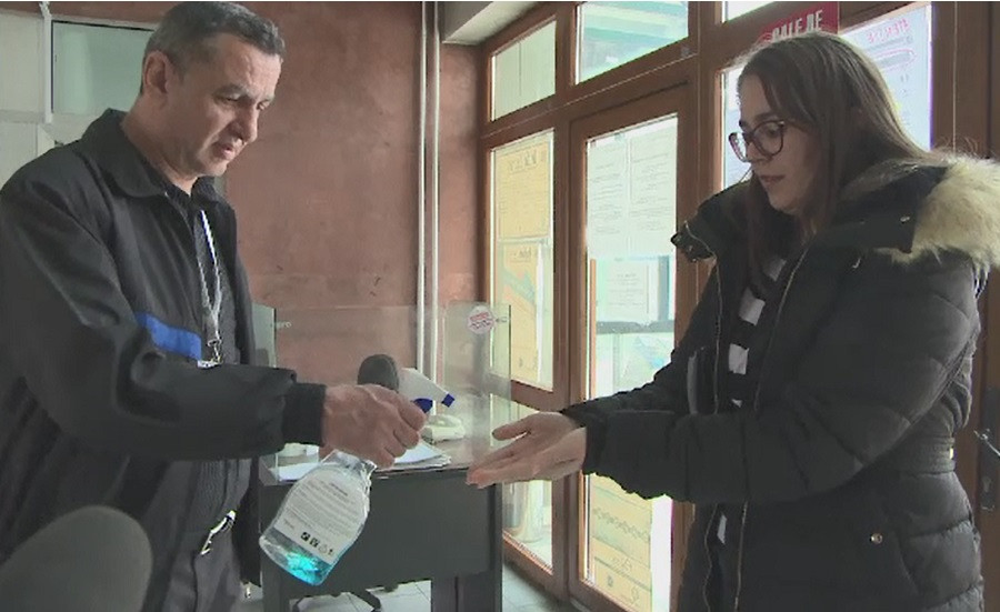 Soluţiile găsite de instituții pentru a evita răspândirea coronavirusului. Tribunalul Bucureşti și-a închis porțile