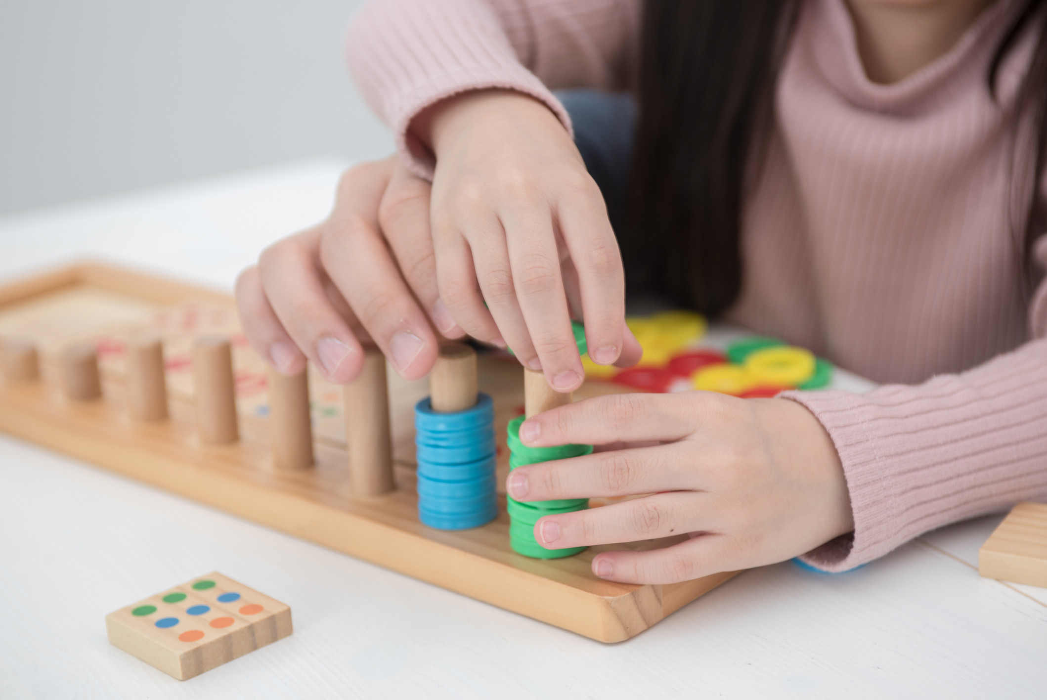 Sume între 250 de lei și 710 lei de la stat pentru părinții care au nevoie de bonă