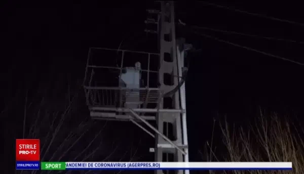 Băiat de 15 ani din Botoșani, în stare foarte gravă după ce s-a electrocutat pe un stâlp