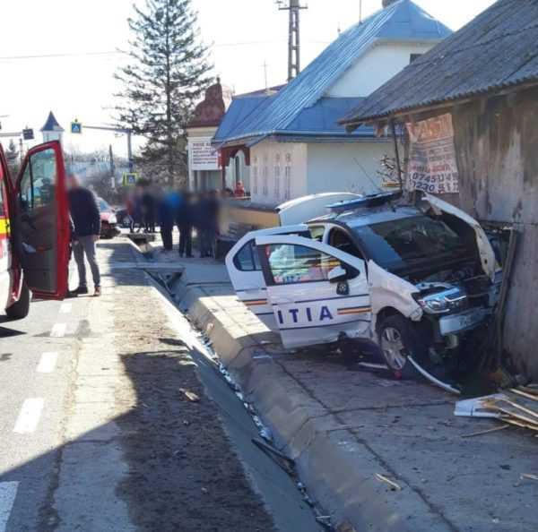 Mașină de poliție aflată în misiune, distrusă după ce a fost lovită de un jandarm