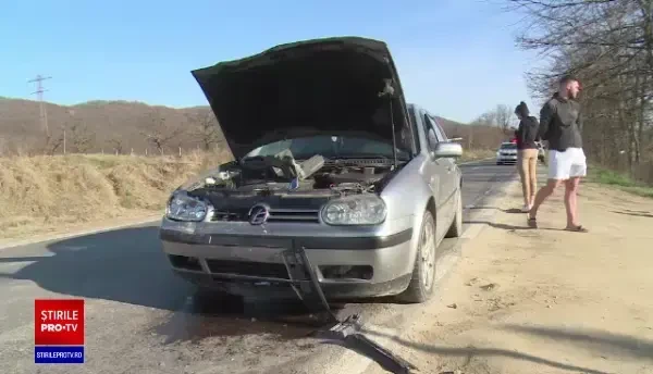 Impact violent pe un drum național din Dâmbovița. O mașină, izbită puternic, într-o depășire