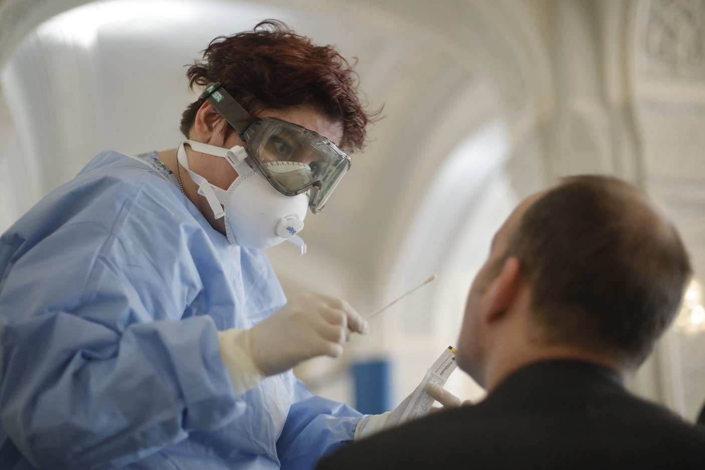 Virusul SARS-COV-2 nu a dispărut. Pacienții infectați încă se internează la spital, iar România nu are vaccinuri