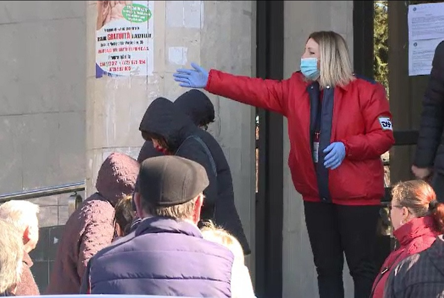 Reacția unui ploieștean, la coadă la pensii: "Că mor azi, că mor mâine, tot acolo e"