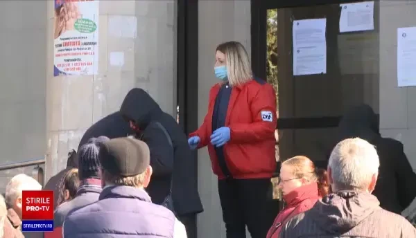 Reacția unui ploieștean, la coadă la pensii: "Că mor azi, că mor mâine, tot acolo e"