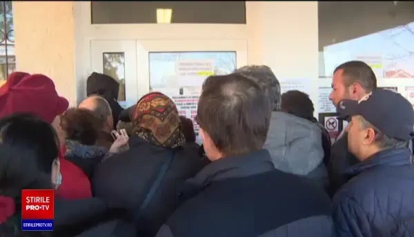 Înghesuială la intrarea în spitalul din Târgu Jiu. „Ne îngrămădim să ajungem mai repede”