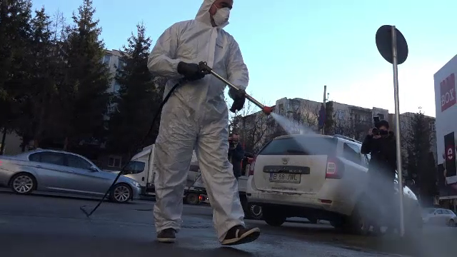 A început dezinfectarea în țară: „Dacă stăm mai mult în casă și nu ne mai adunăm, cred că trece”