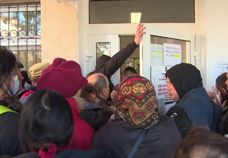 Imagini de necrezut în plină epidemie de coronavirus: "Stăm lipiţi, asta e! Sănătate!"