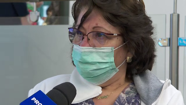 Reacția unui medic care tratează bolnavii de coronavirus după ce a primit un buchet de flori