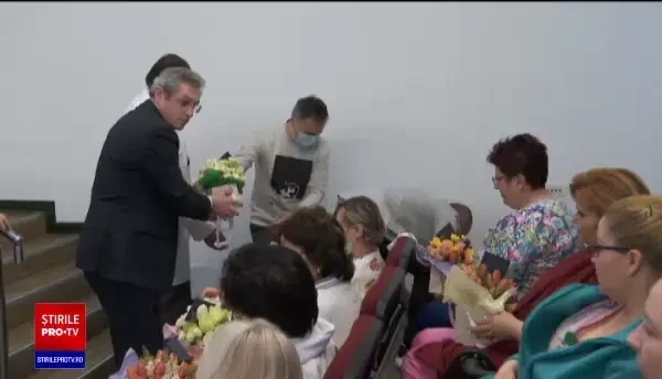 Reacția unui medic care tratează bolnavii de coronavirus după ce a primit un buchet de flori