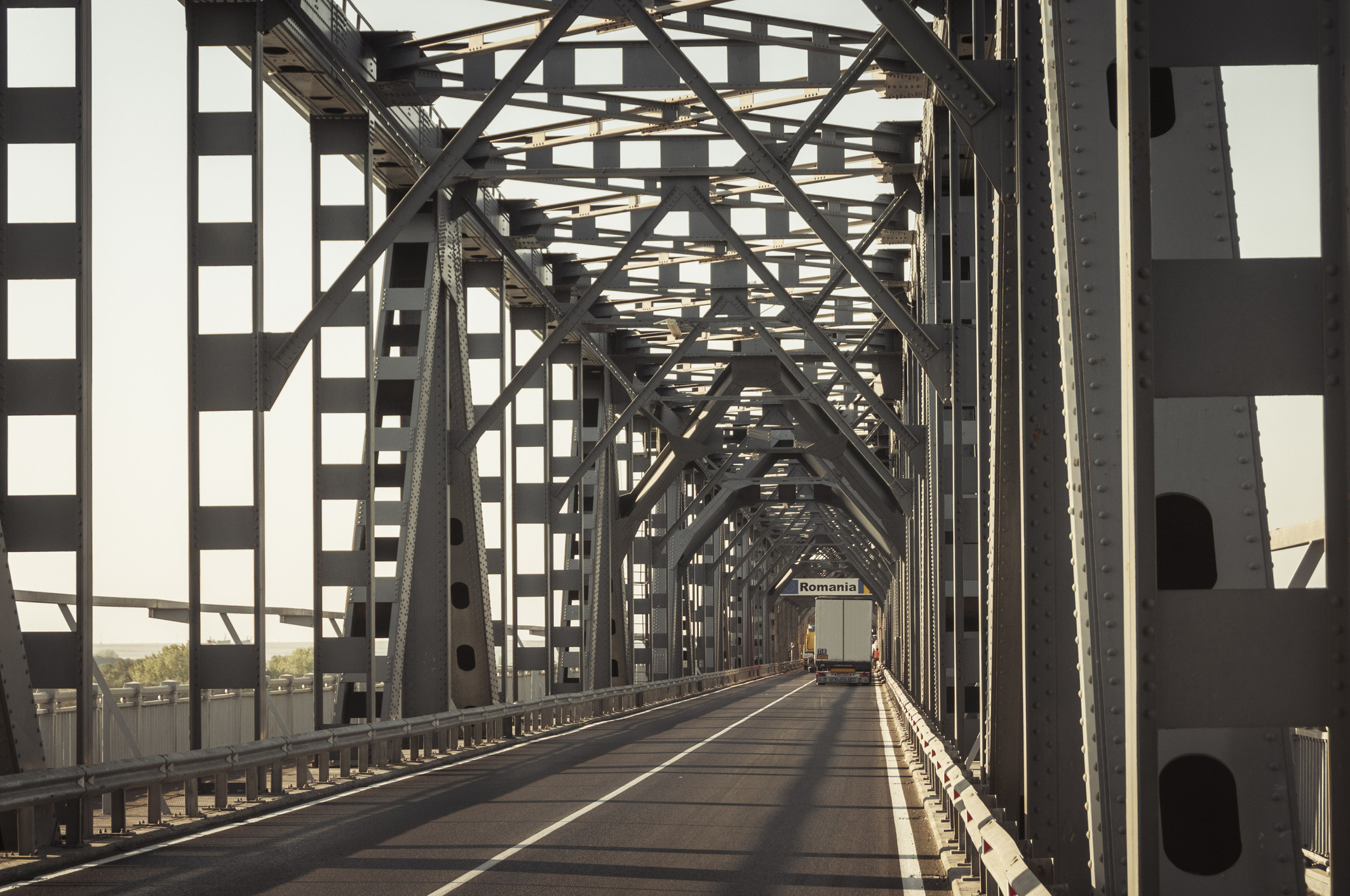 Coadă de TIR-uri de 12 km la PTF Giurgiu-Ruse: „Aștept de 4 ore”