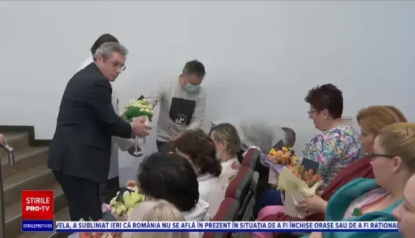 Reacția unui medic care tratează bolnavii de coronavirus după ce a primit un buchet de flori