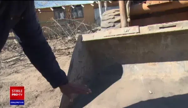 Fetiță de 6 ani strivită cu un utilaj de un copil de 3 ani care s-a jucat la manete