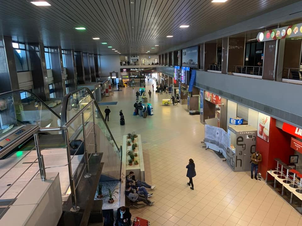 Bătaie într-un avion care zbura spre București. Un bărbat beat a amenințat un călător cu un cuțit