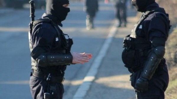 Tânăr din Cluj, arestat după ce a mușcat de deget un polițist de la trupele speciale