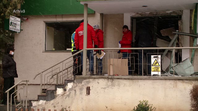 Doi hoți au aruncat în aer un bancomat, în Covasna. Ce au pățit când au ieșit din bancă