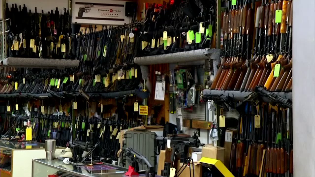 În SUA, armele au devenit noua hârtie igienică. Americanii se înghesuie să cumpere arme