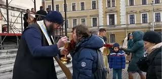 Catedrala Mitropolitană din Cluj: Zeci de oameni s-au împărtășit cu aceeași linguriță, fără nicio reținere