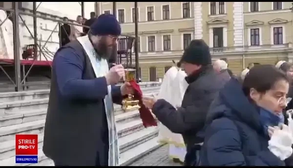 Catedrala Mitropolitană din Cluj: Zeci de oameni s-au împărtășit cu aceeași linguriță, fără nicio reținere