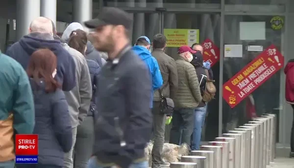 Românii au ignorat recomandările autorităților și s-au înghesuit să golească magazinele