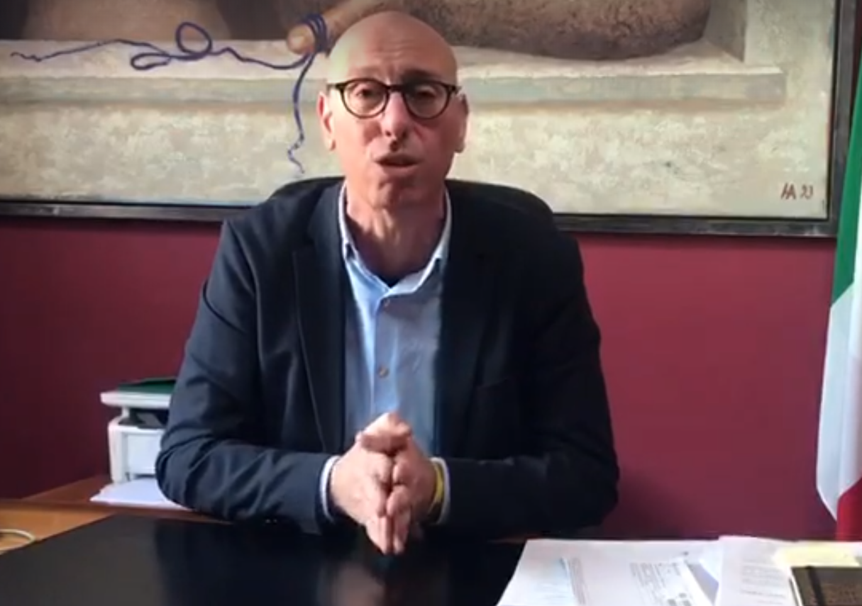 Mesajul viral al unui primar din Italia. "Cretinilor, staţi în casă, lumea moare". VIDEO