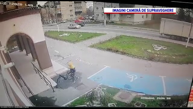 VIDEO. Un tânăr a fost filmat când a furat o bicicletă chiar din fața primăriei din Codlea