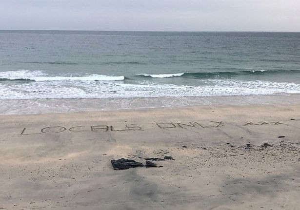 Mesaje în nisip ale unor localnici din Anglia, pentru turiști: „Nu trebuie să fiți aici”