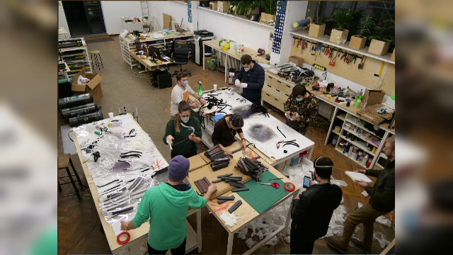 Muncitori din fabrici, rechemați la lucru pentru a face viziere de protecție pentru personalul medical